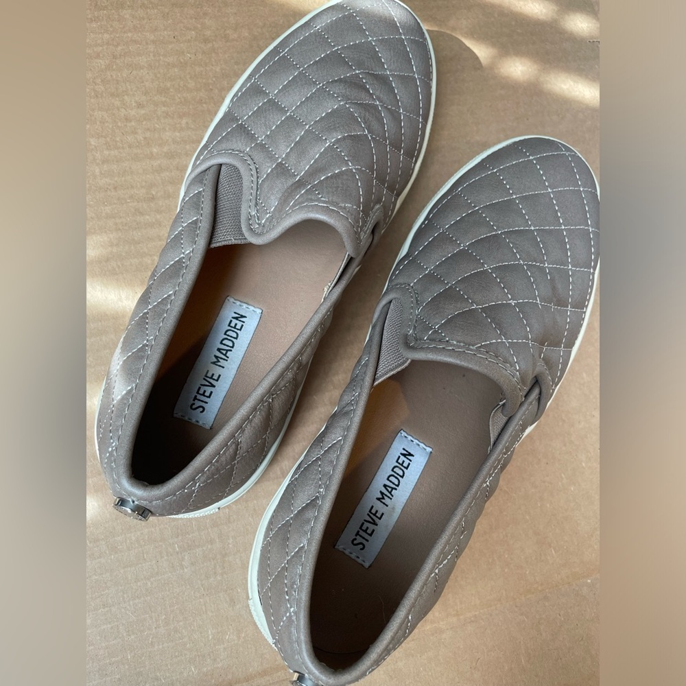 women’s Steve Madden slip on casual shoes- 6.5